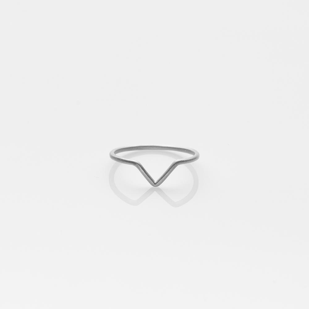 V ring silver