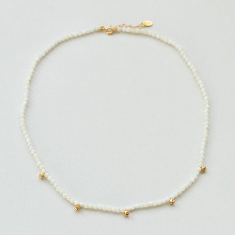 Terrestrial mother of pearl necklace gold