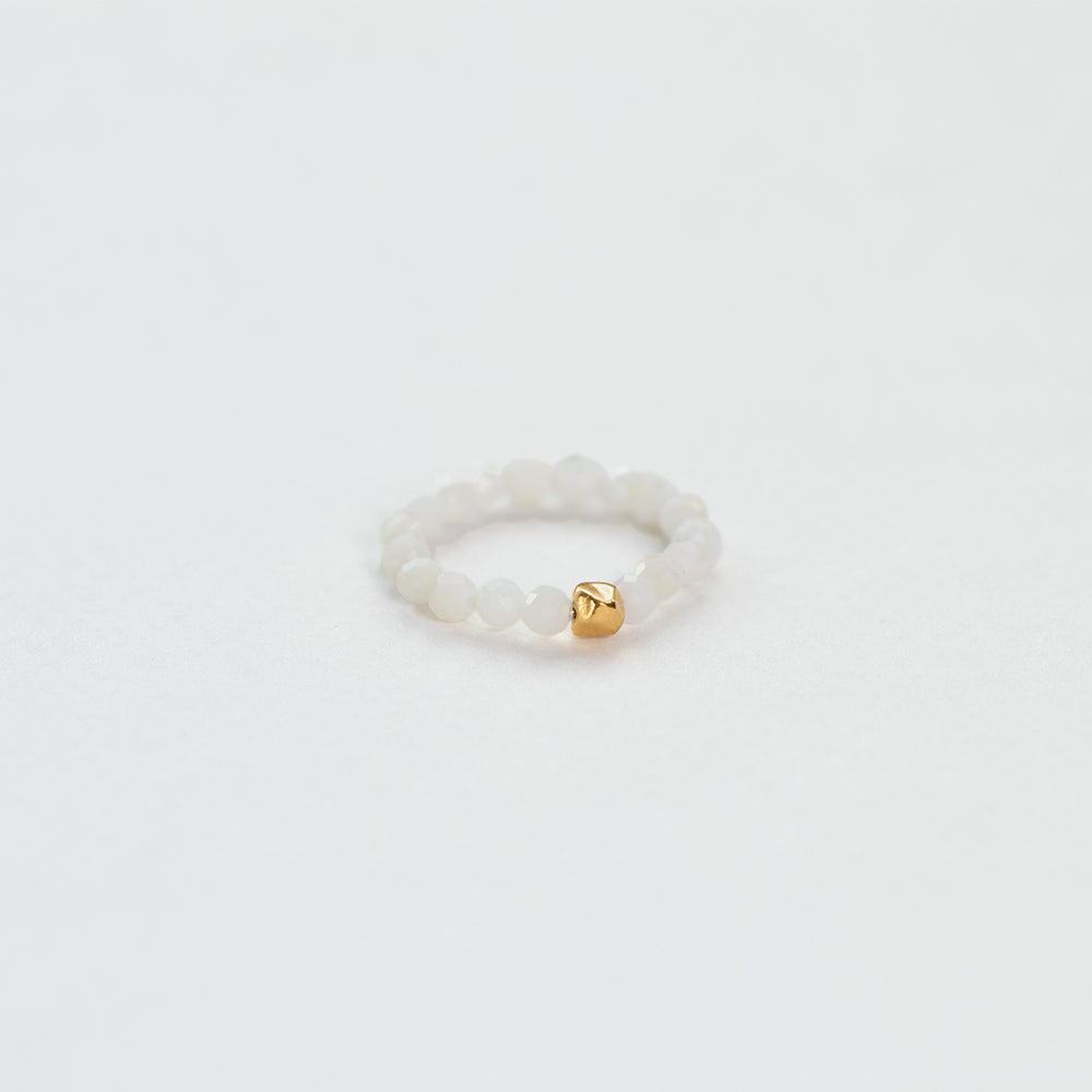 Terrestrial mother of pearl ring gold