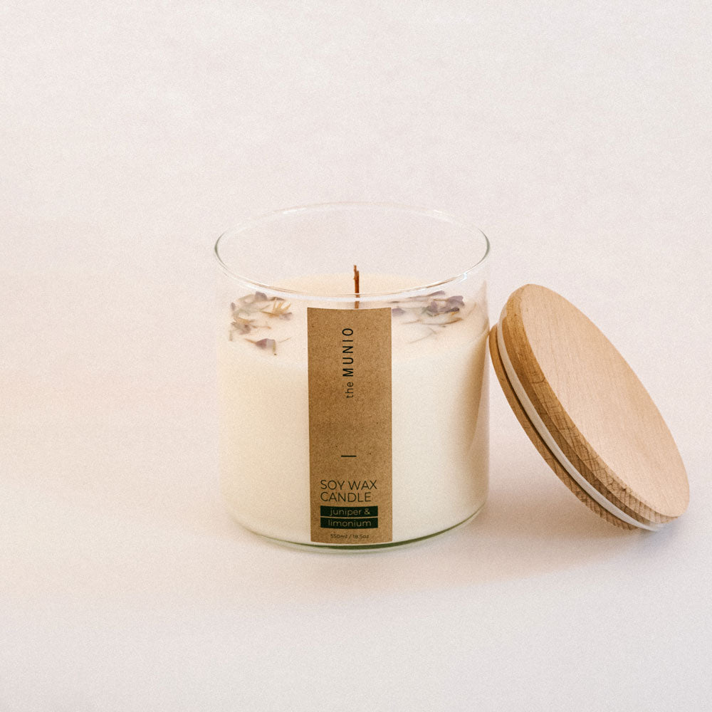 THE MUNIO Juniper & Limonium candle in a glass votive