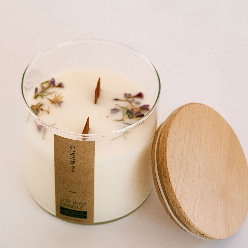 THE MUNIO Juniper & Limonium candle in a glass votive