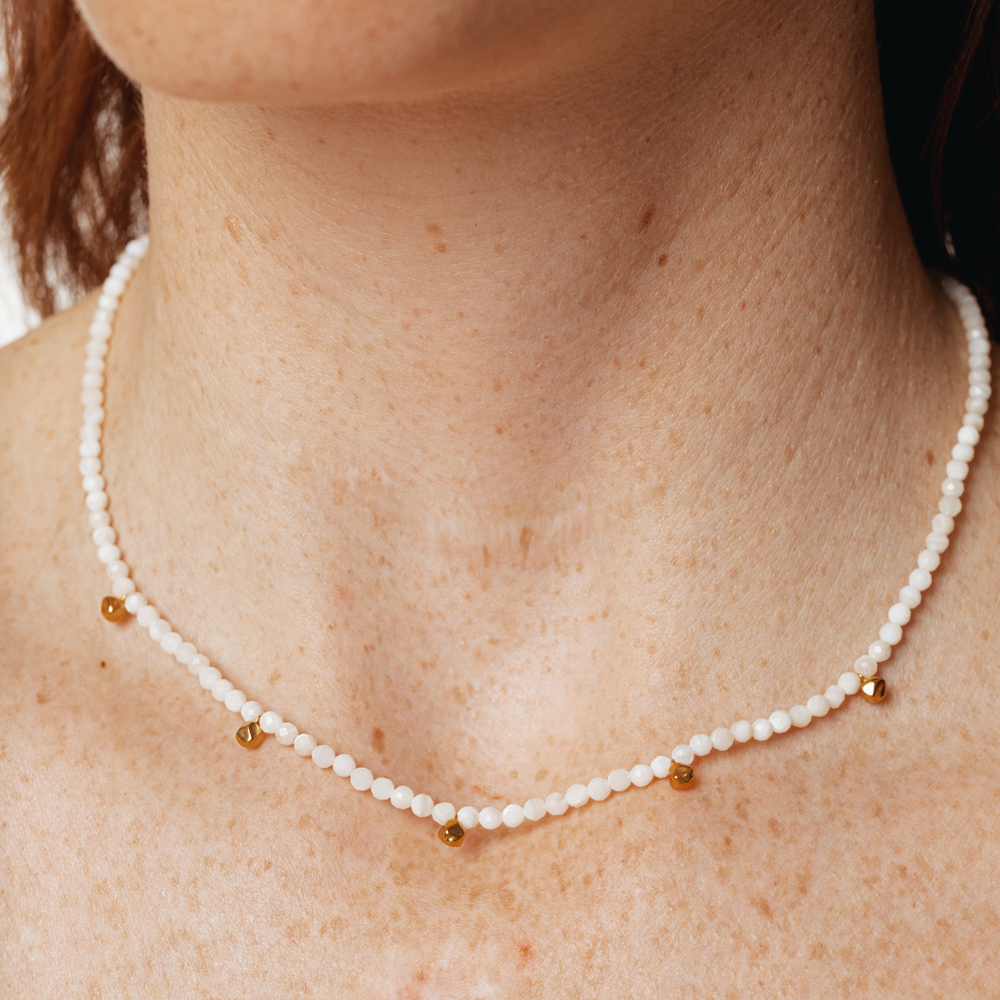 Terrestrial mother of pearl necklace gold