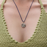 Spinning necklace with thread silver