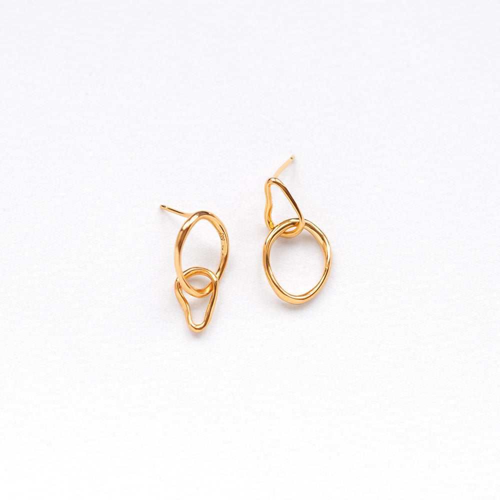 Strolling earrings gold