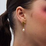Surfing pearl earrings gold