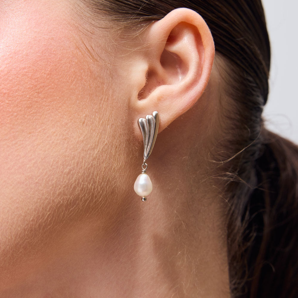 Surfing pearl earrings silver
