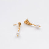 Surfing pearl earrings gold