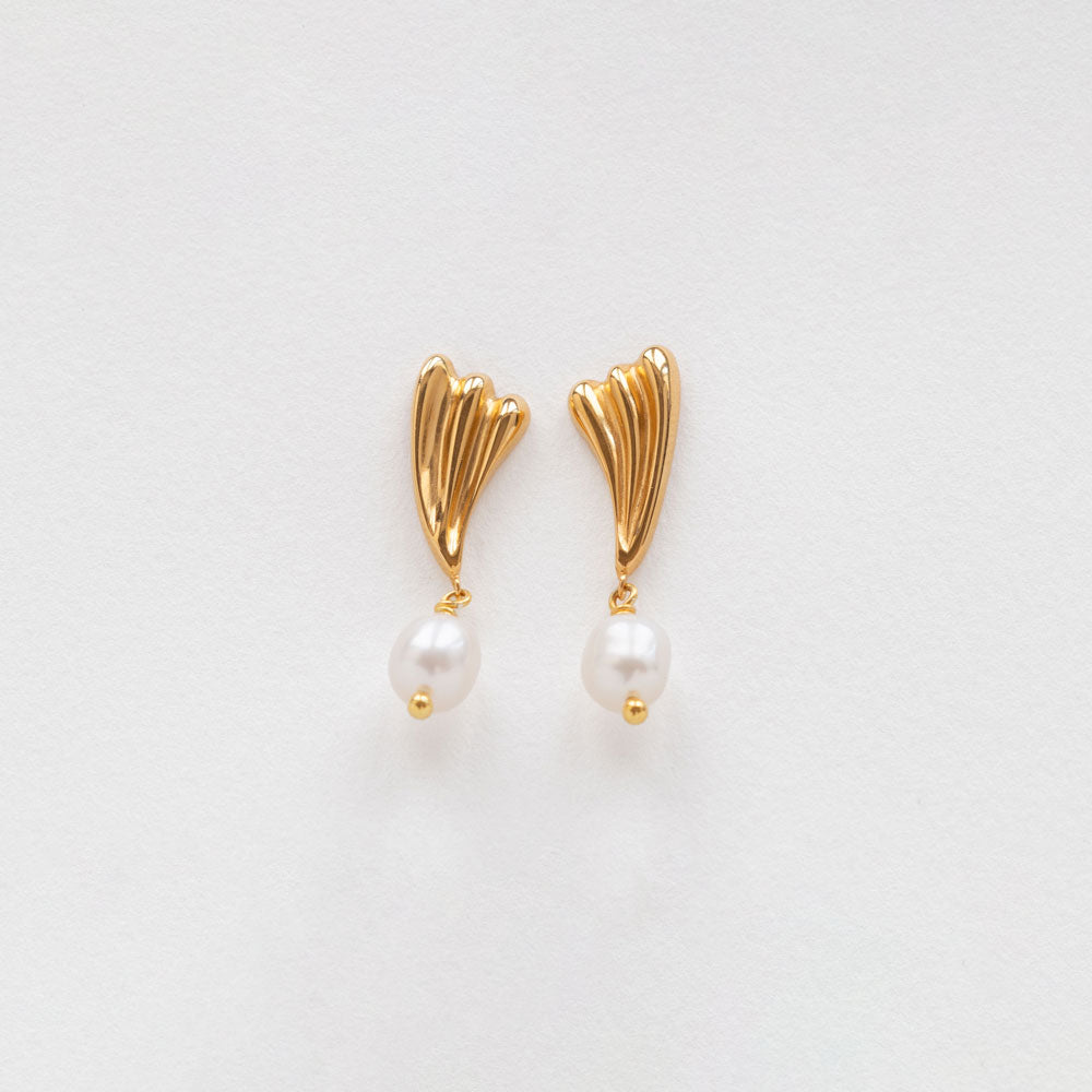 Surfing pearl earrings gold