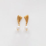 Surfing pearl earrings gold