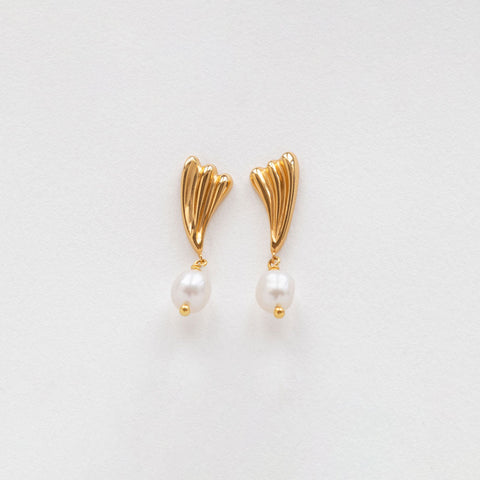 Surfing pearl earrings gold