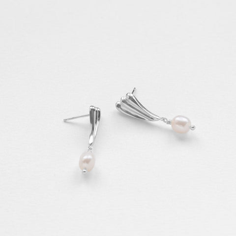 Surfing pearl earrings silver