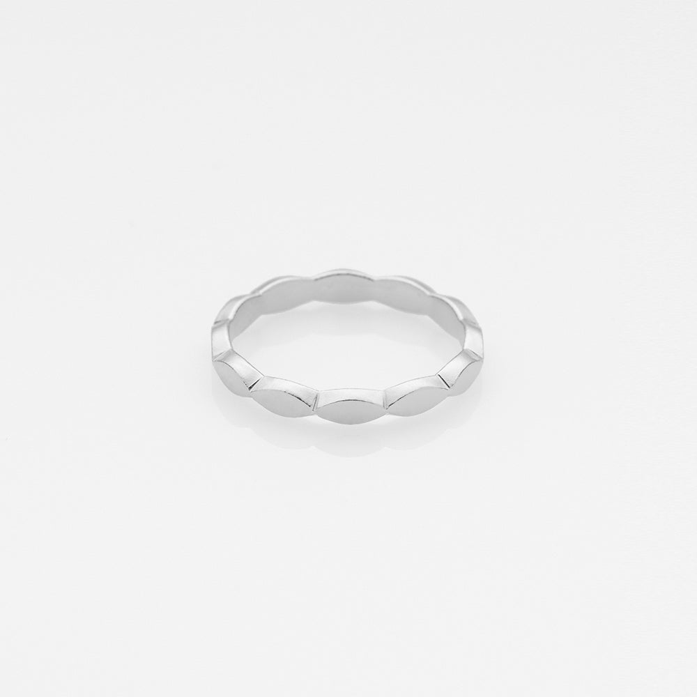 Tiny Treasures navette ring silver